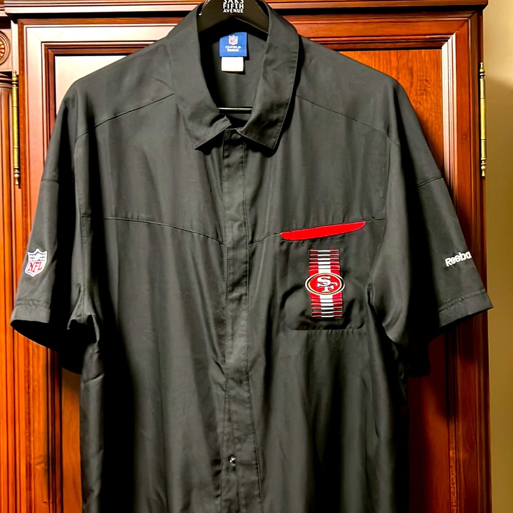 Like New Reebok NFL Rare SF 49ers Short Sleeve Black/Red Shirt with snap buttons